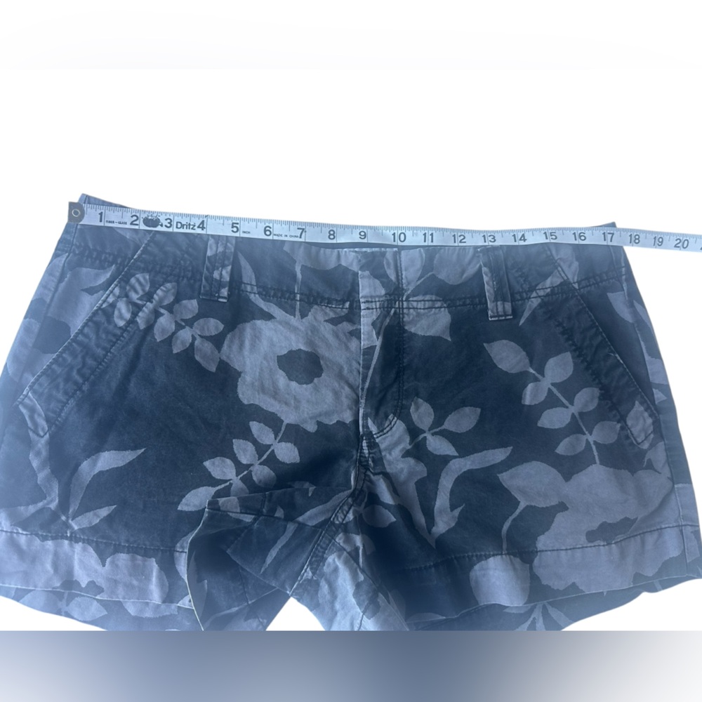 Old Navy Floral Patterned Mid Rise Dress Shorts - Gray - Picture 5 of 8